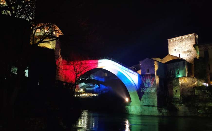 Mostar za Petrinju: Stari most prvi put u bojama Hrvatske zastave