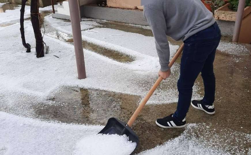Grad u Dalmaciji: Lopatama uklanjali led iz dvorišta