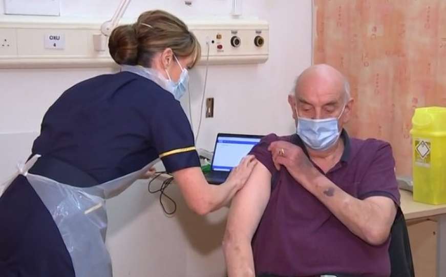 Britanija: Ovaj 82-godišnji deda prvi primio Oxfordovu vakcinu