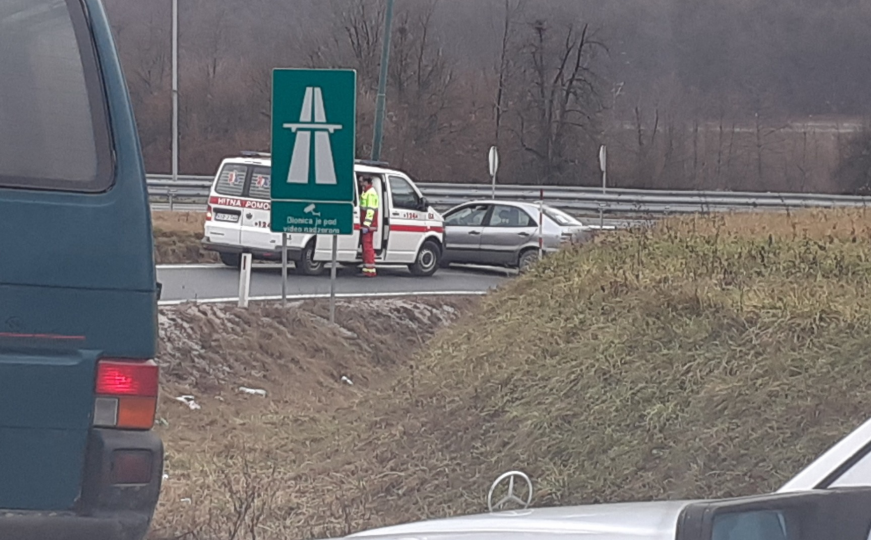 Teška nesreća na autoputu kod Sarajeva: Ima povrijeđenih, saobraćaj otežan
