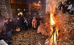 U doček Božiću: Zapaljen badnjak u Staroj pravoslavnoj crkvi na Baščaršiji
