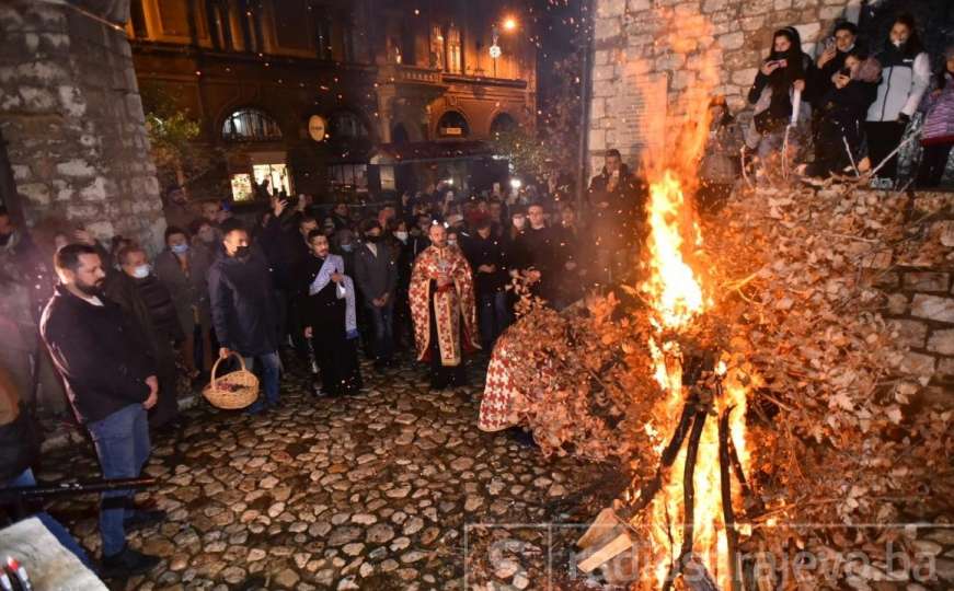 U doček Božiću: Zapaljen badnjak u Staroj pravoslavnoj crkvi na Baščaršiji