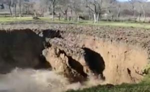 Strašne snimke iz Hrvatske: Rupe se nakon novih potresa šire i pune vodom