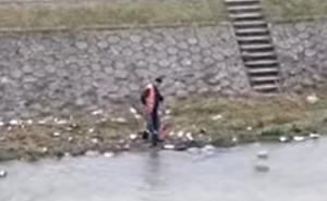 Snimljen radnik komunalnog preduzeća u Zenici kako smeće baca u rijeku