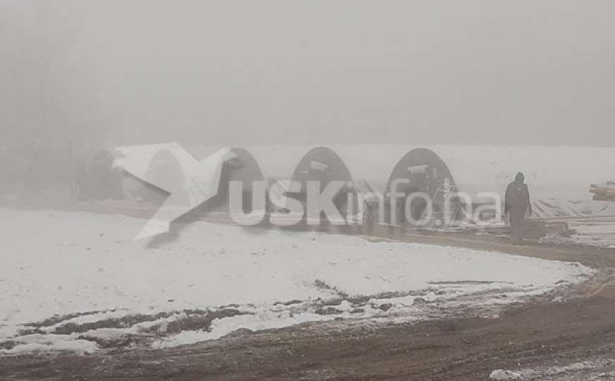 Snijeg napravio dodatne probleme u kampu Lipa