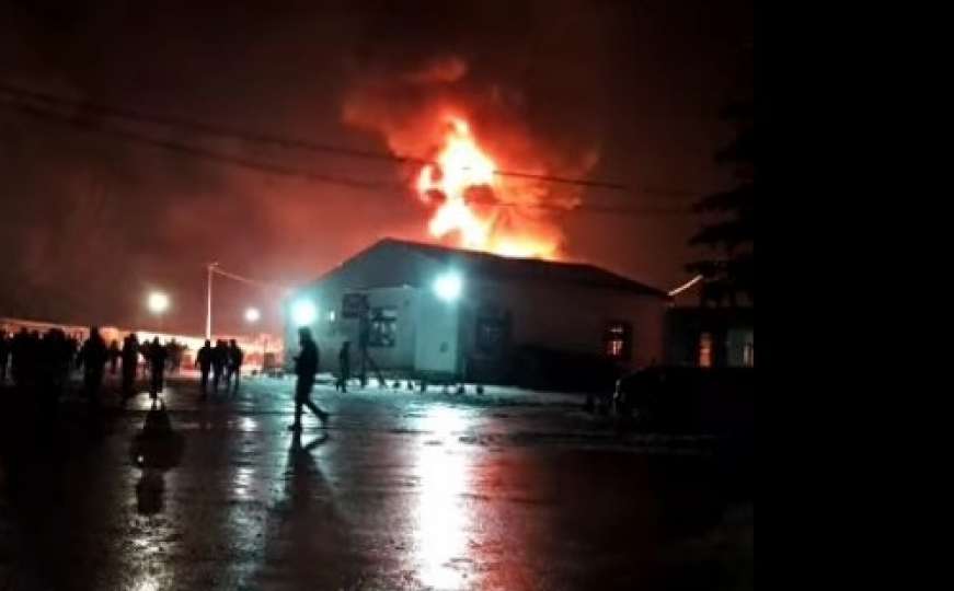 Veliki požar u migrantskom kampu u Blažuju
