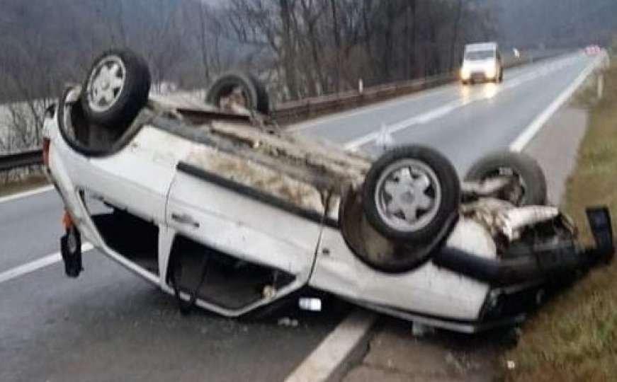 Drama na bh. cesti: Vozač izgubio kontrolu, automobil završio na krovu