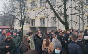 Ogromna gužva ispred poliklinike: Bez maski i distance, a došli na COVID testiranje