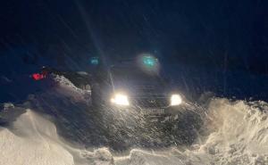 Snijeg okovao cestu u Hrvatskoj, gorska služba spašava zametene