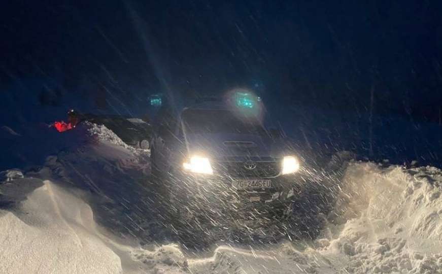 Snijeg okovao cestu u Hrvatskoj, gorska služba spašava zametene