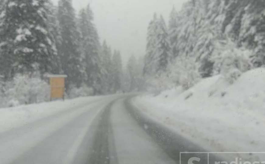 Vozači, oprez: Snijeg na putu i jaki udari vjetra 