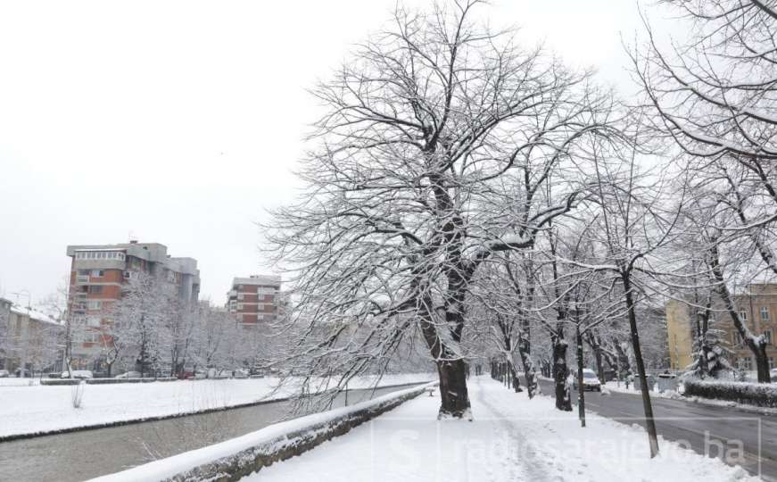 Prava zimska idila: Snježne pahuljice prekrile ulice Sarajeva