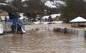 Velike poplave u Srbiji: Voda nosi sve pred sobom