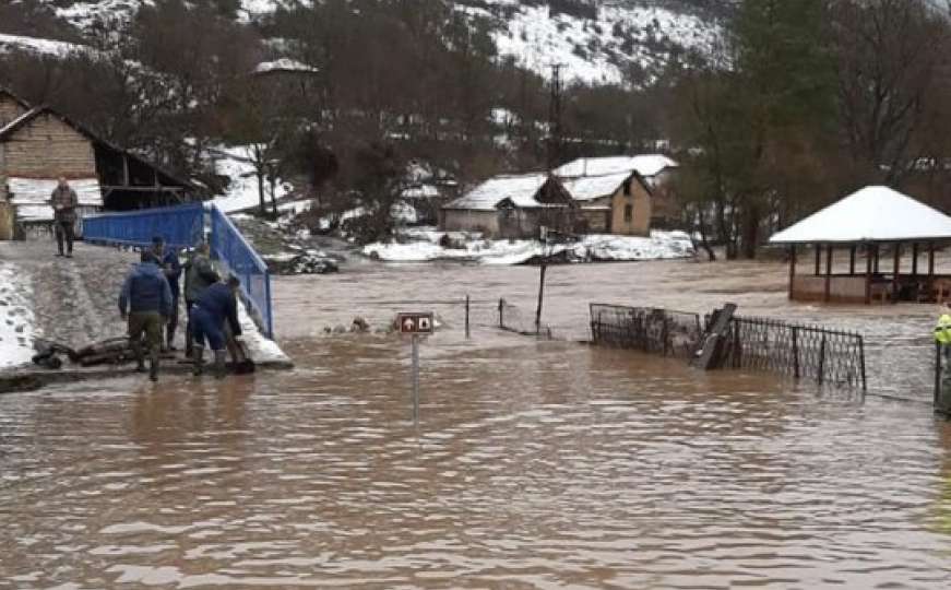Velike poplave u Srbiji: Voda nosi sve pred sobom
