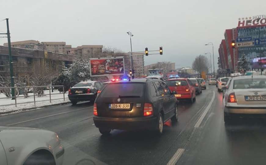 Lančani sudar u Sarajevu izazvao gužvu u saobraćaju: Hitna i policija na terenu 