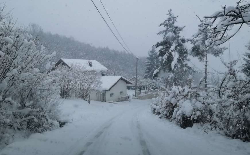 Kolaps na bh. cestama: Lanci na vozilima, snijeg, led i blokirani putevi