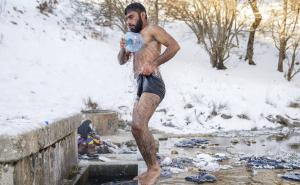 Strašni prizori: Migranti se moraju kupati u ledenom potoku