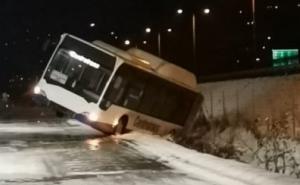 Autobus tokom noći sletio s kolovoza kod Sarajeva