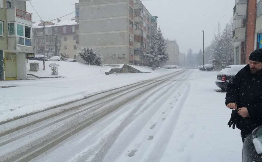 Na putevima u BiH snijeg pravi velike probleme, evo gdje je saobraćaj obustavljen