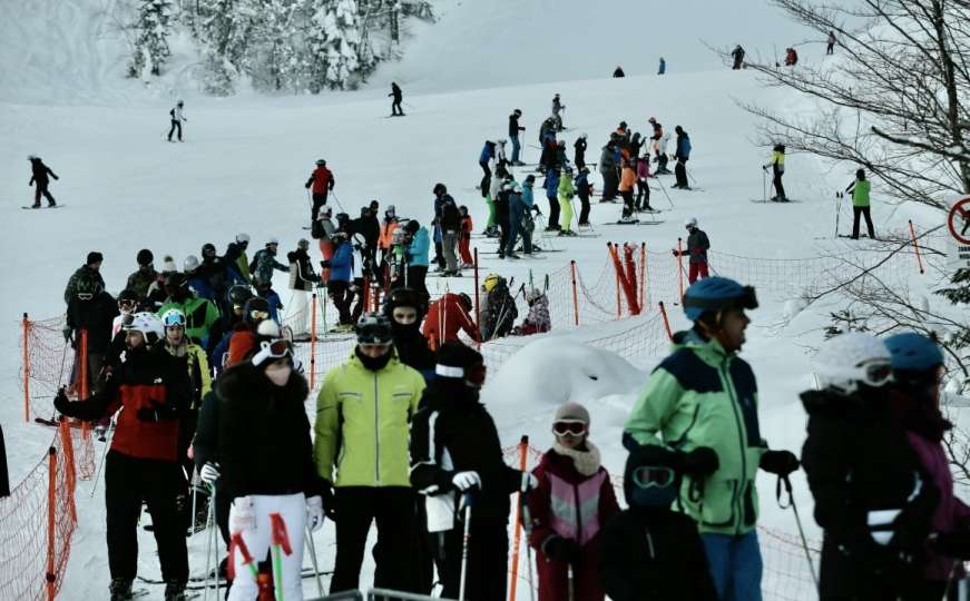 Bjelašnica: Skijaši, sankaši i ljubitelji planina okupirali olimpijsku ljepoticu