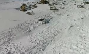 Nevjerovatan snimak: Spuštao se sa bordom niz planinu kada je lavina krenula