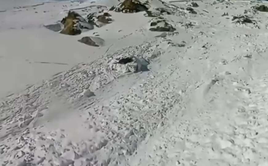 Nevjerovatan snimak: Spuštao se sa bordom niz planinu kada je lavina krenula