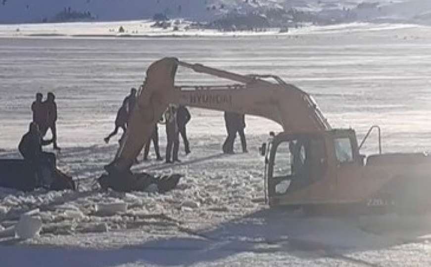 Džip izvučen iz Blidinjskog jezera: Prije nekoliko dana je propao kroz led