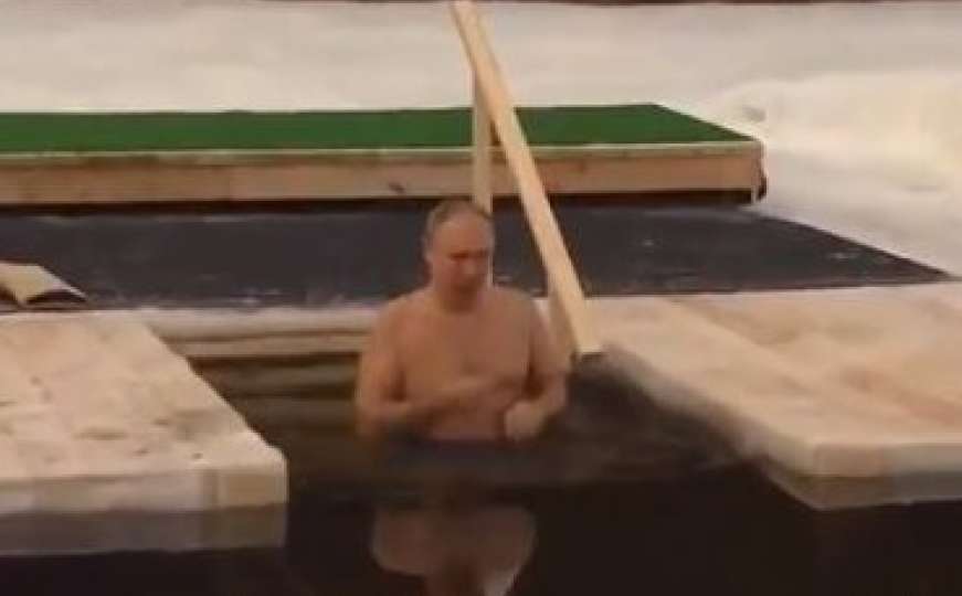 Na minus 20 stepeni: Vladimir Putin zaronio u ledenu vodu