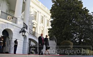 Donald Trump sa suprugom Melanijom napustio Bijelu kuću