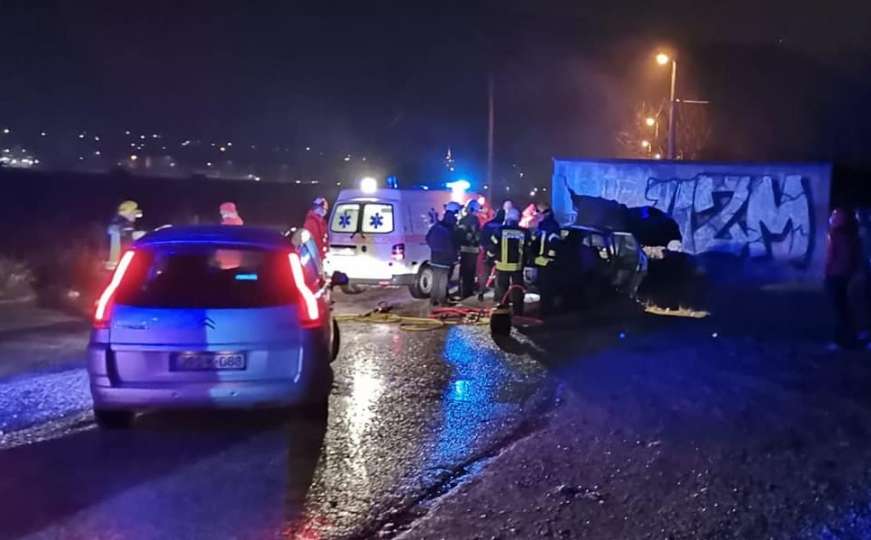 Stravična nesreća u Mostaru: Poginuo mladić nakon što je vozilom udario u zid