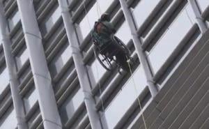 U invalidskim kolicima popeo se na 250 metara visok neboder, a motiv je predivan
