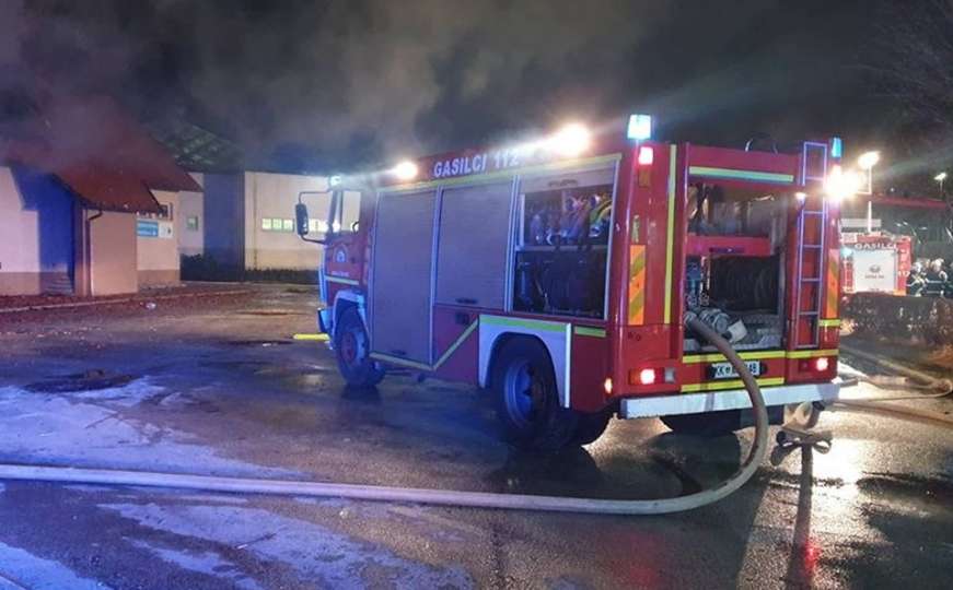 Devet vatrogasaca gasilo požar u centru Sarajeva