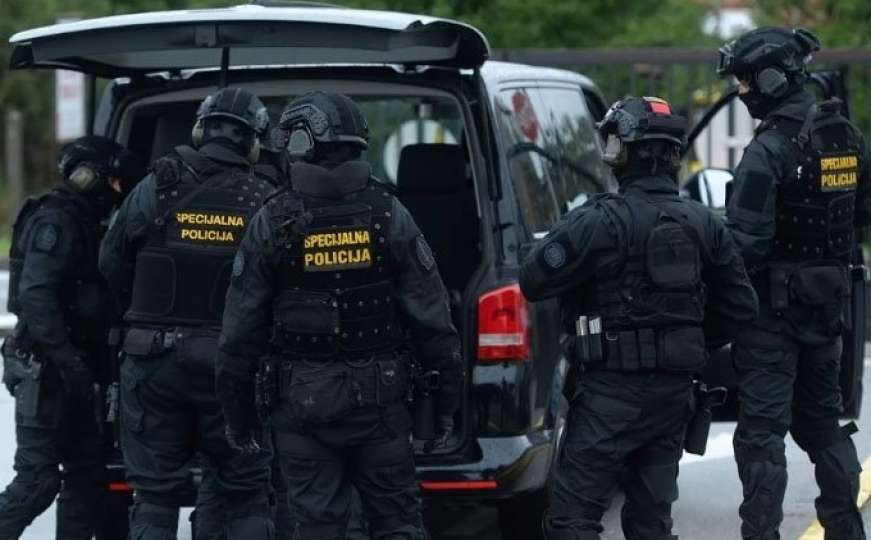 Policijska akcija kod Sarajeva: Uhapšen diler droge, pronađeno i oružje