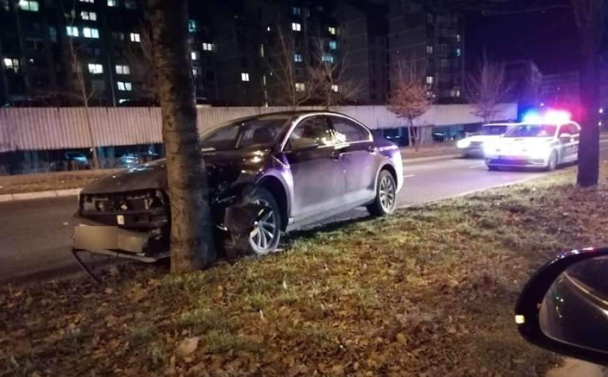 Nesreća u Sarajevu: Zabio se vozilom u stablo