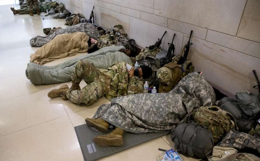 Pogledajte gdje spavaju vojnici: Biden se izvinio, prva dama častila kolačima