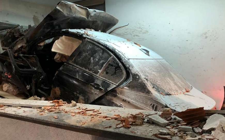 BMW-om probio zid kod naplatnih kućica, poginuo radnik koji je bio unutra