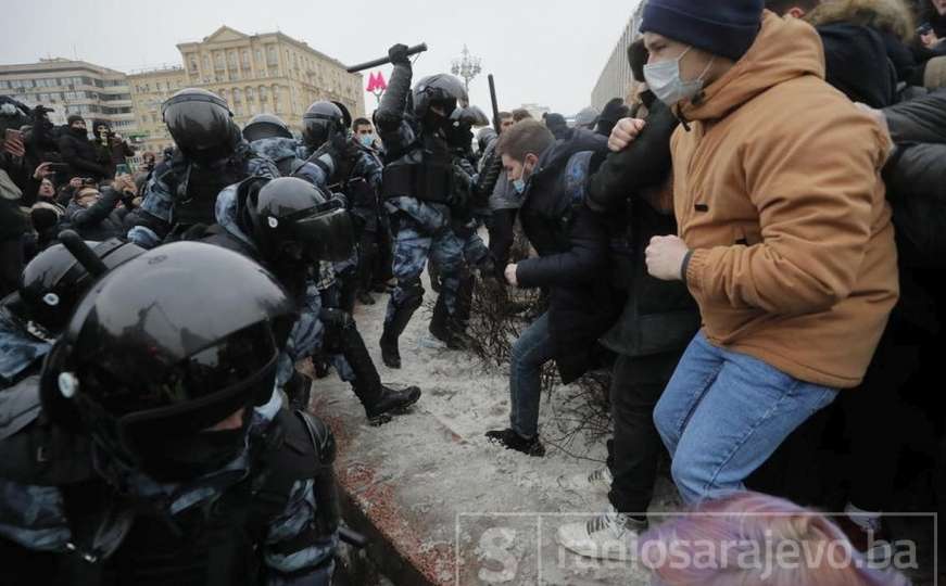 Oštre osude iz EU i SAD na hapšenja demonstranata u Rusiji: To su grube metode