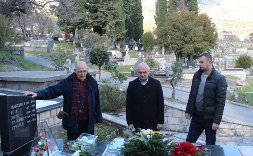 Emotivno: Rade Aleksić obišao grob sina Srđana i stavio ruku na spomenik