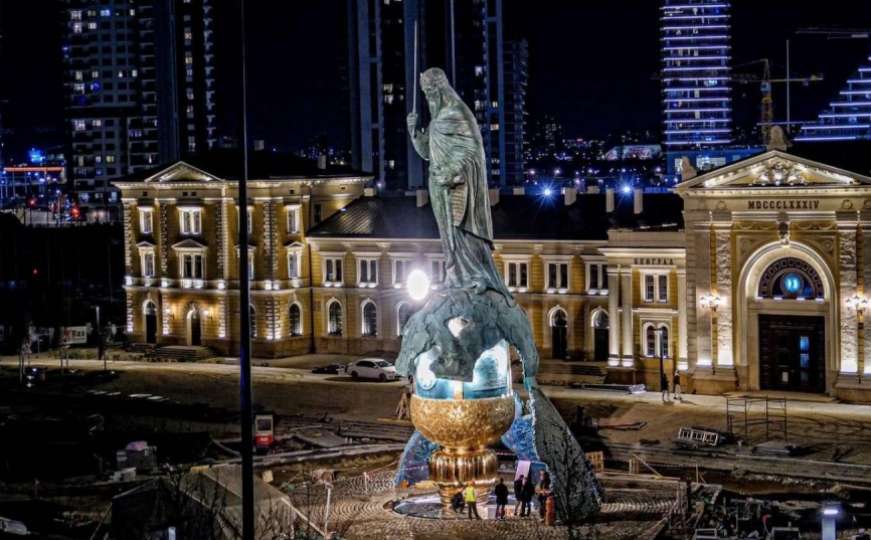 Vučićev spektakl prerastao u farsu, Srbija u nevjerici zbog 23-metarskog spomenika