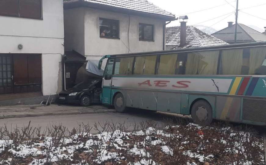 Nesreća u Visokom: Autobus udario u trgovinu, policija na terenu