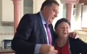 Milorad Dodik zapjevao s majkom: "Kad naša bašta..."
