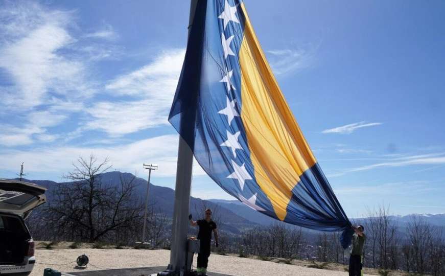 Vijori se 23 godine: Dan kada je BiH dobila novu zastavu