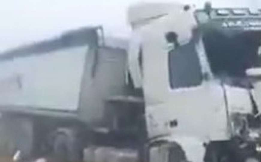 Težak udes u BiH: Sudar dva kamiona, obustavljen saobraćaj