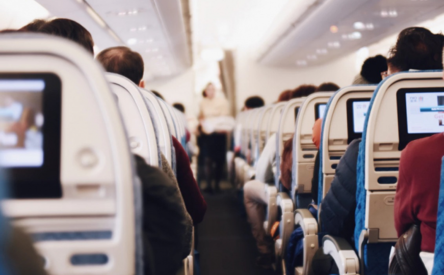 Stjuardesa otkriva šta se dešava ako putnik premine u avionu tokom leta