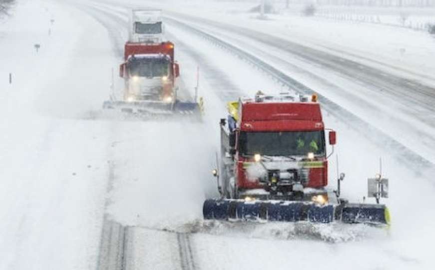 Oluja kakvu ne pamte zadnju deceniju: Zarobljeni automobili zbog nanosa snijega