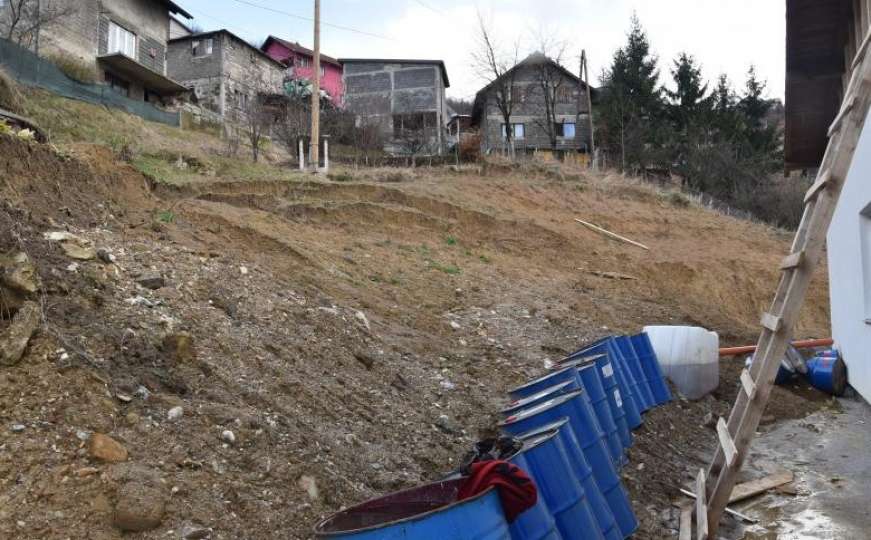 Klizište u Sarajevu se širi: Kuća ugrožena, evo šta kažu nadležni