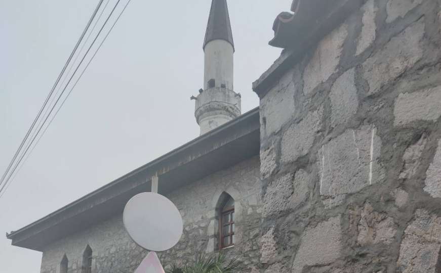 Provokacije: Krst sa četiri ocila na ogradi Osmanagića džamije! 