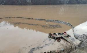 Pukla je i lančanica: Pogledajte otpad koji pluta Drinom