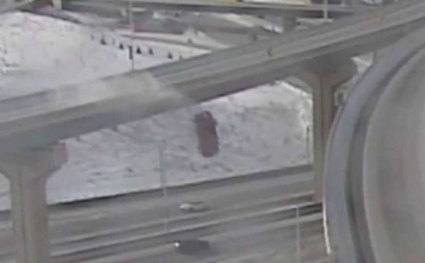 Vozač u SAD-u sletio s petlje visoke 20 metara, preživio je