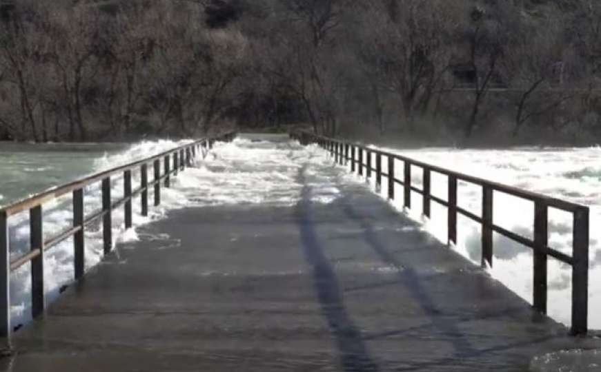 Poplavljen most kod Mostara, u Ljubuškom proglašeno vanredno stanje